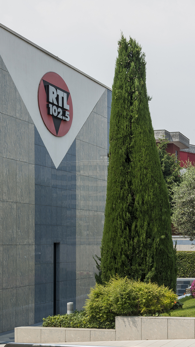 Edificio privado de la emisora Radio RTL 102.5 