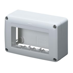 קופסת אביזרים בעלת תמיכה עצמית לאביזר System - לתעלות שוליים ומסגור - 4 מודולים - לבן RAL 9010